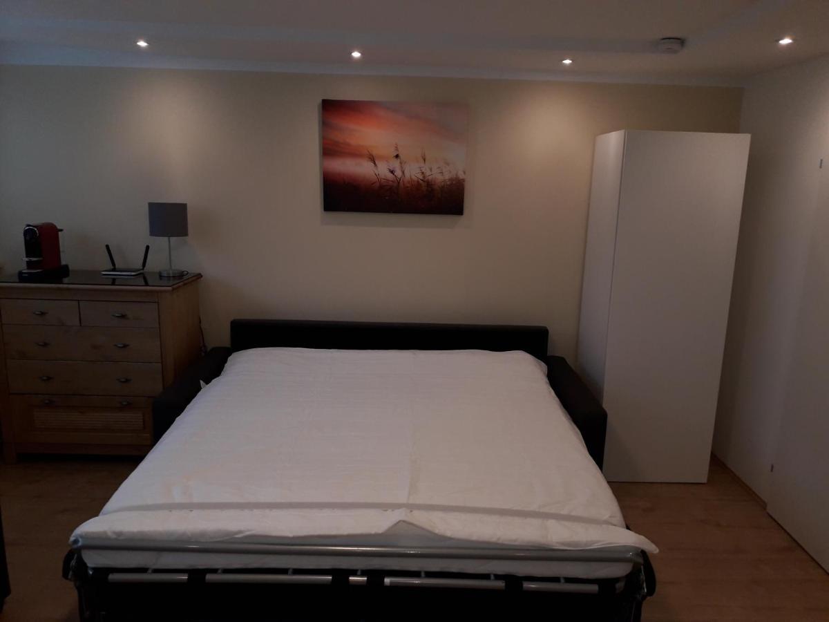 Cosy Flat In The Quiet Area With Own Garden, Free Parking And Direct Public Transport Link To The Centre Viena Exterior foto